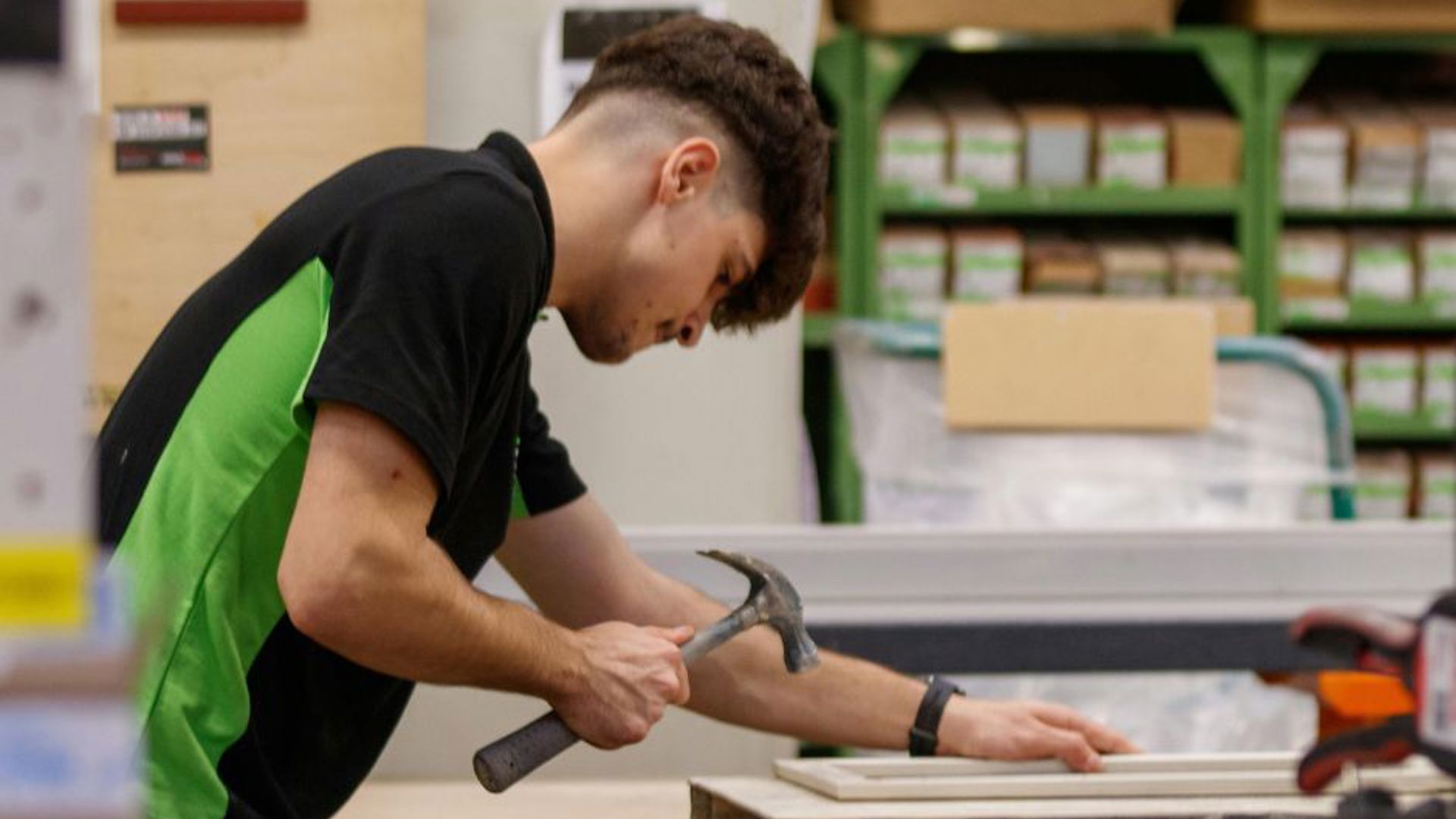 Dyn ifanc yn y gweithdy